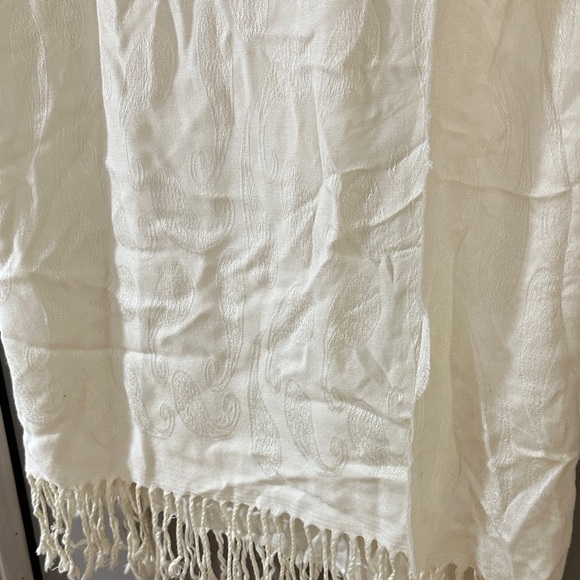 Made in Italy Ivory Textured XL Scarf with Fringe – Oversized Wrap - Picture 7 of 8